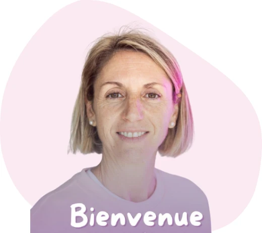 Image de Stéphane avec un fond rose claire et une texte bienvenue en bas